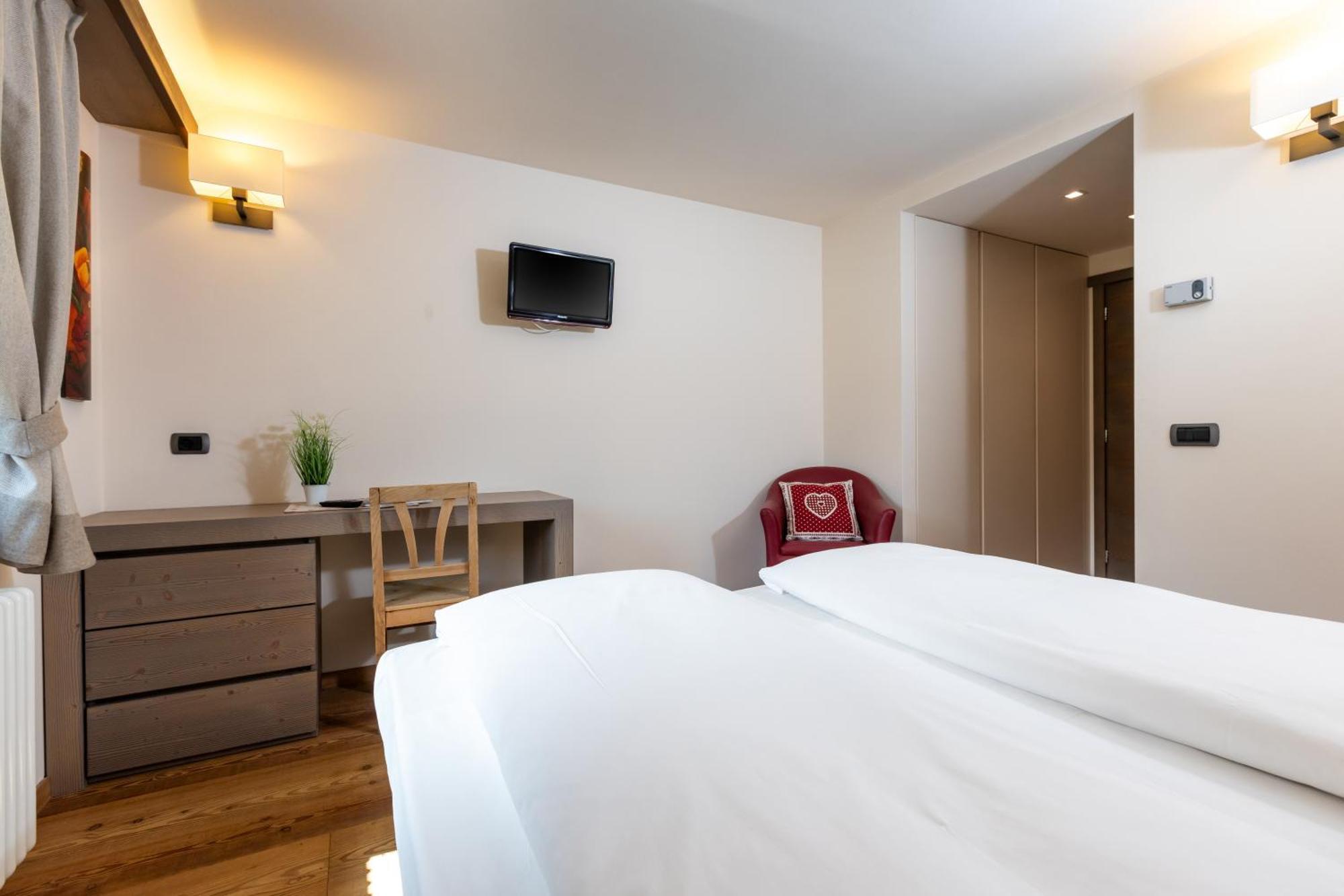 Hotel Cardo Isolaccia Exterior photo