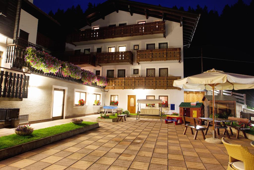 Hotel Cardo Isolaccia Exterior photo